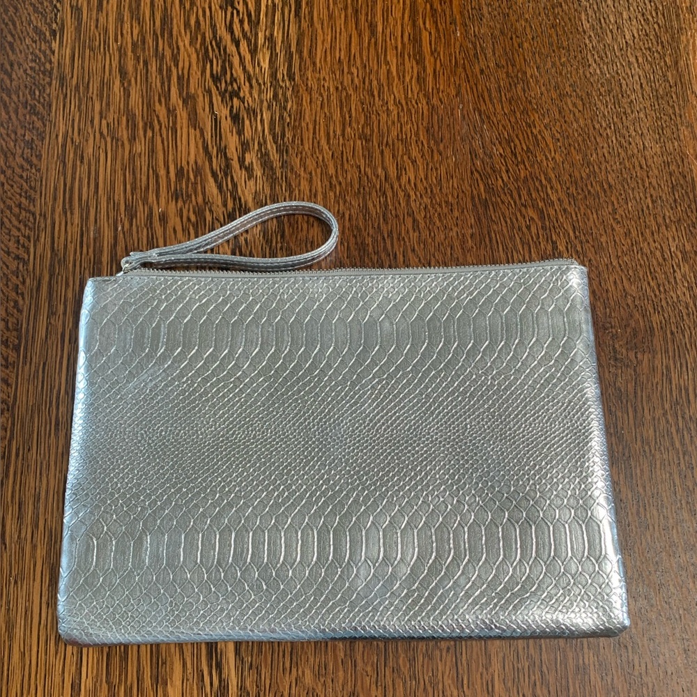 🩶 Elegant Silver Snakeskin Wristlet Clutch